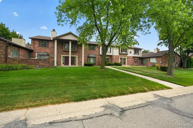 2321 London Bridge Dr Drive 22, Rochester Hills, MI 48307