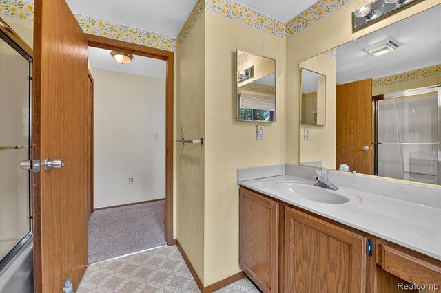 2321 London Bridge Dr Drive 22, Rochester Hills, MI 48307