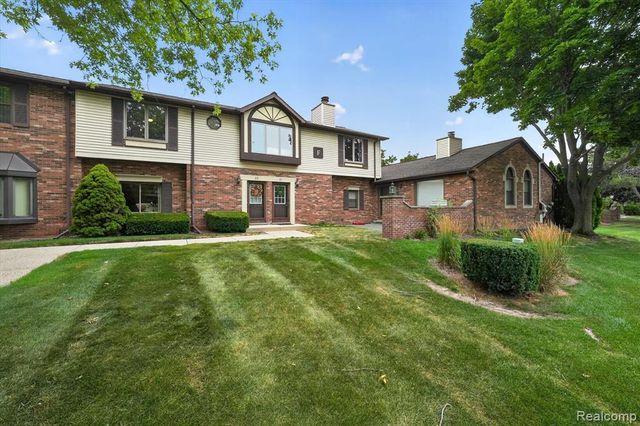 2321 London Bridge Dr Drive 22, Rochester Hills, MI 48307