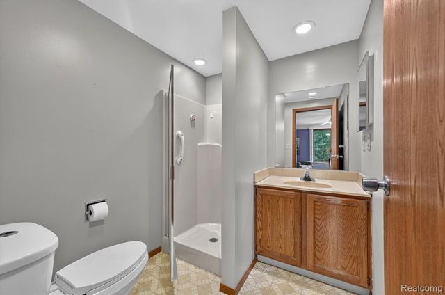 2321 London Bridge Dr Drive 22, Rochester Hills, MI 48307
