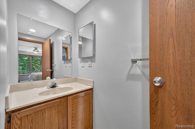 2321 London Bridge Dr Drive 22, Rochester Hills, MI 48307