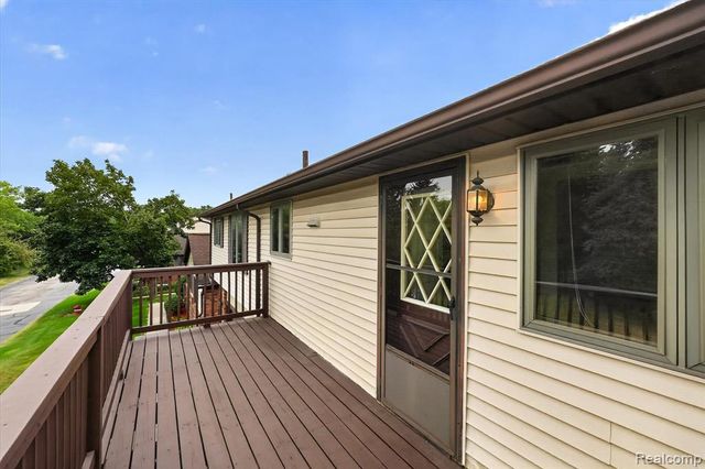 2321 London Bridge Dr Drive 22, Rochester Hills, MI 48307