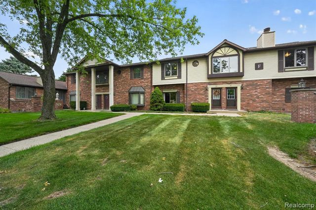 2321 London Bridge Dr Drive 22, Rochester Hills, MI 48307