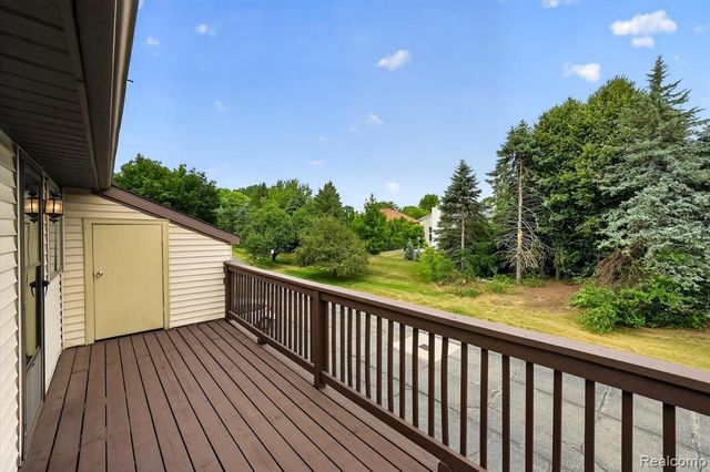 2321 London Bridge Dr Drive 22, Rochester Hills, MI 48307