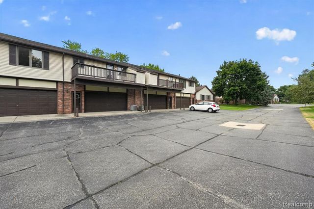 2321 London Bridge Dr Drive 22, Rochester Hills, MI 48307