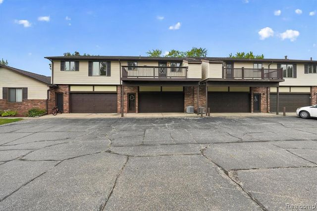 2321 London Bridge Dr Drive 22, Rochester Hills, MI 48307