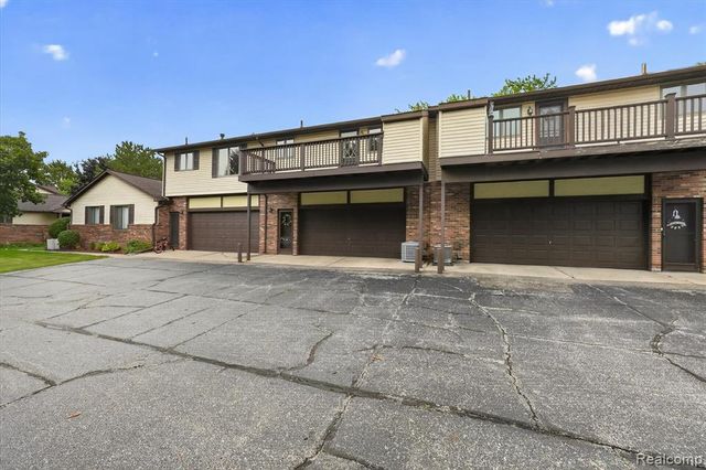 2321 London Bridge Dr Drive 22, Rochester Hills, MI 48307