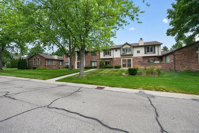 2321 London Bridge Dr Drive 22, Rochester Hills, MI 48307
