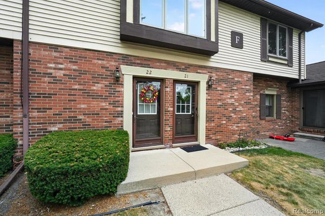 2321 London Bridge Dr Drive 22, Rochester Hills, MI 48307