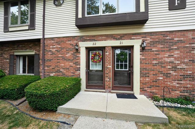 2321 London Bridge Dr Drive 22, Rochester Hills, MI 48307