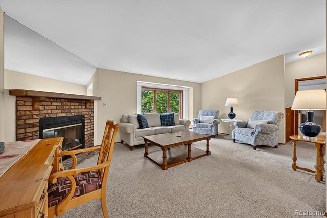 2321 London Bridge Dr Drive 22, Rochester Hills, MI 48307