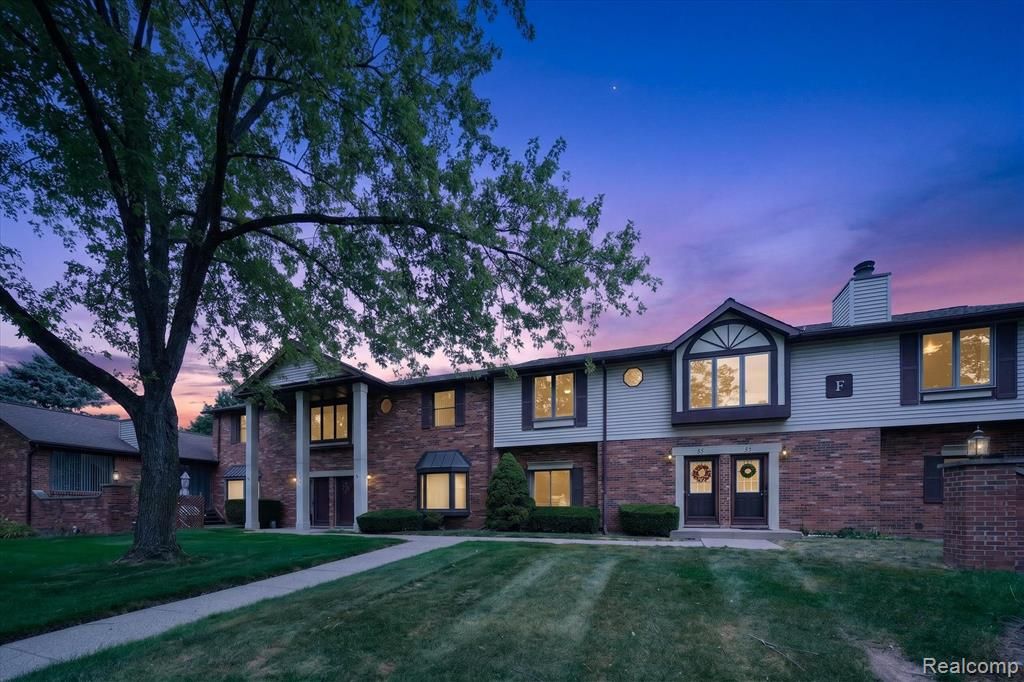 2321 London Bridge Dr Drive 22, Rochester Hills, MI 48307