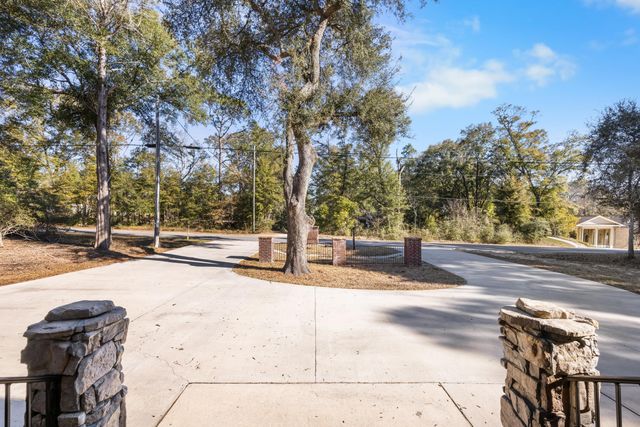 981 E Chestnut Avenue, Crestview, FL 32539