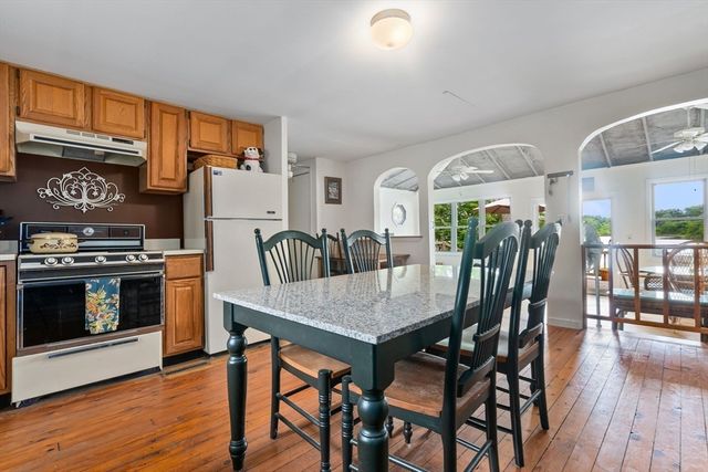 52 Lakeshore Dr, Essex, MA 01929