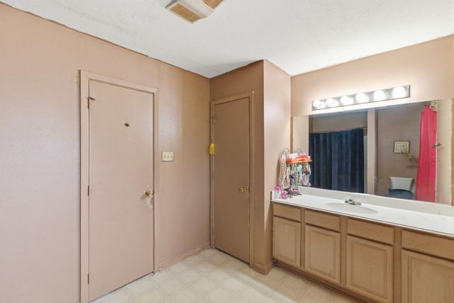 1030 Raccoon Bend Road, Bellville, TX 77418