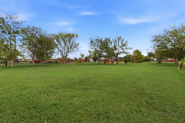 1030 Raccoon Bend Road, Bellville, TX 77418