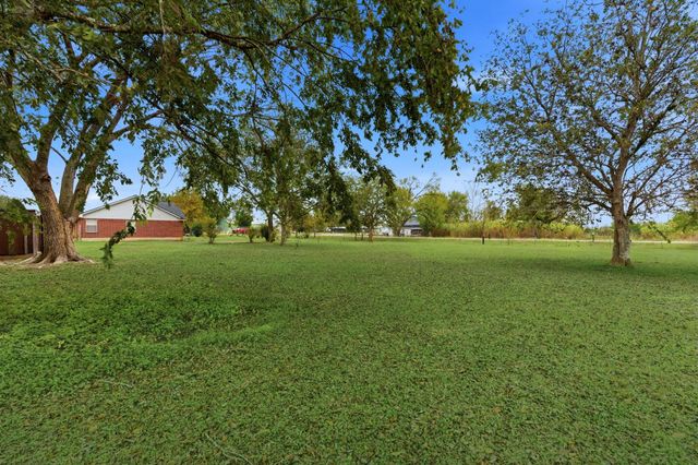 1030 Raccoon Bend Road, Bellville, TX 77418