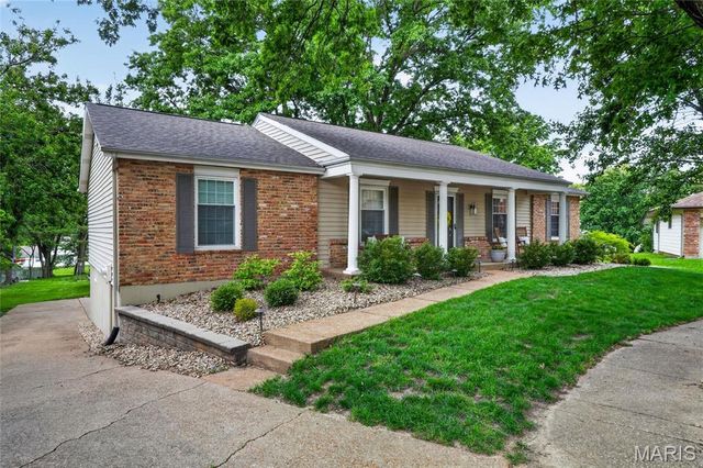 15580 Clover Ridge Drive, Chesterfield, MO 63017