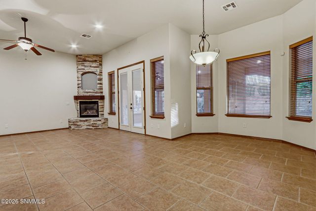 1927 San Fernando, Las Cruces, NM 88011