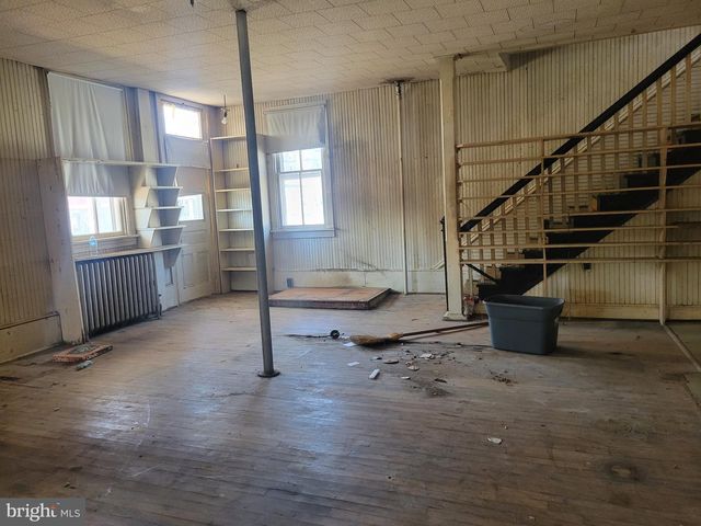 27 E BROADWAY, Etters, PA 17319