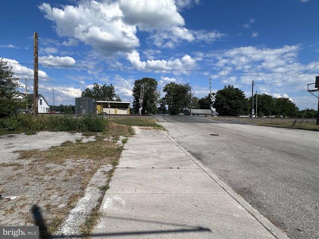 27 E BROADWAY, Etters, PA 17319