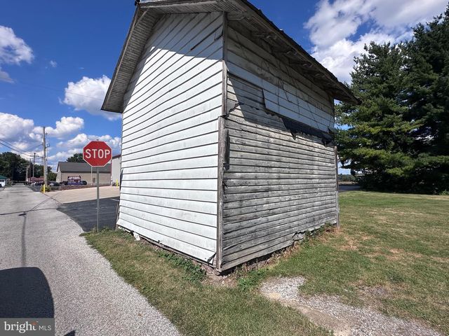 27 E BROADWAY, Etters, PA 17319