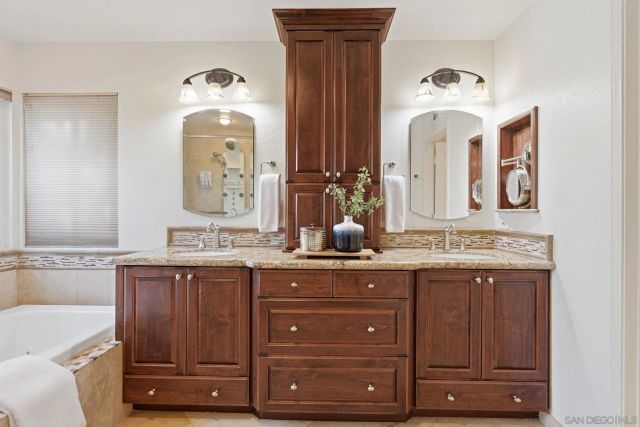 1157 Whispering Highlands Dr, Escondido, CA 92027