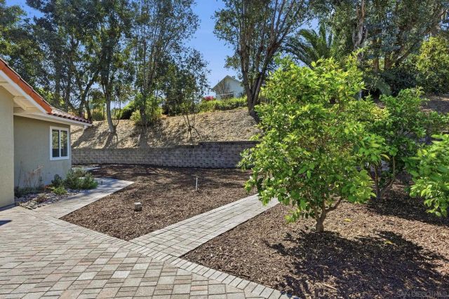 1157 Whispering Highlands Dr, Escondido, CA 92027