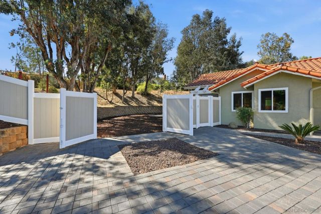 1157 Whispering Highlands Dr, Escondido, CA 92027