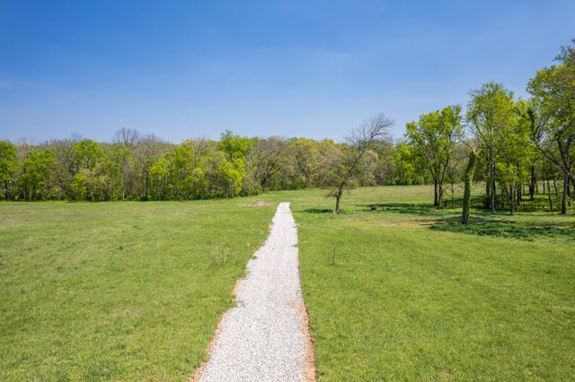 4 Old Zion Rd, Columbia, TN 38401
