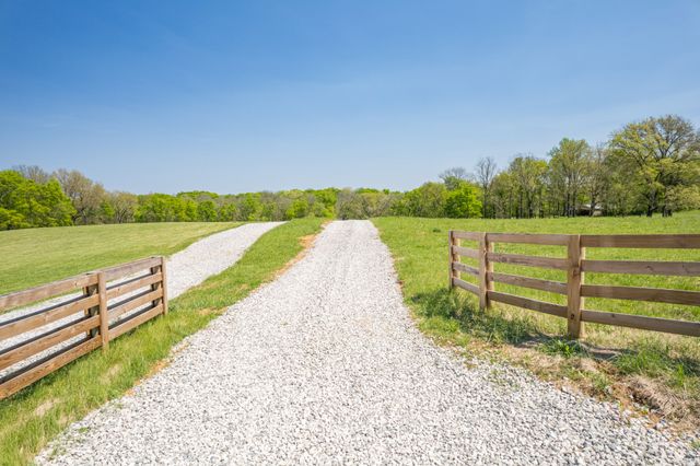 4 Old Zion Rd, Columbia, TN 38401