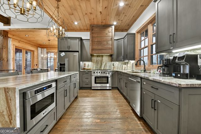 472 Overlook Drive, Blue Ridge, GA 30513