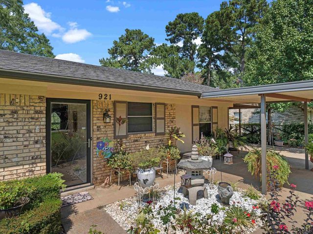 921 N Patterson St, Carthage, TX 75633