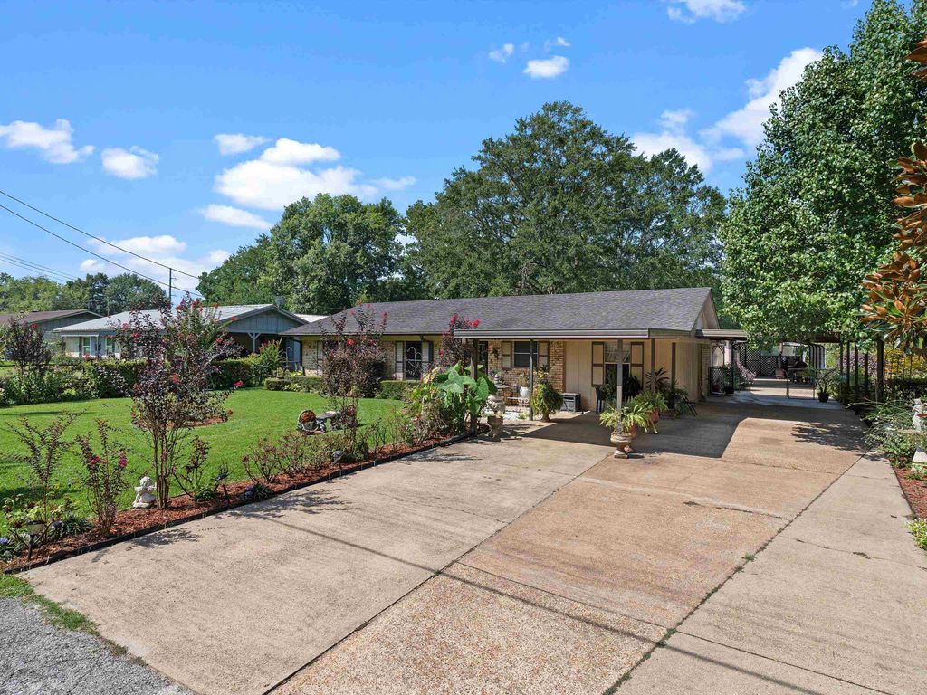 921 N Patterson St, Carthage, TX 75633