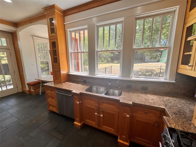 412 E 6th Street, Dallas, TX 75203