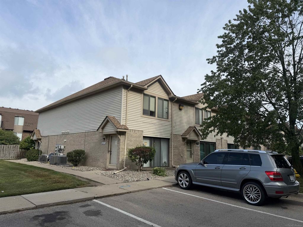 38589 Wellington Drive, Clinton Township, MI 48036