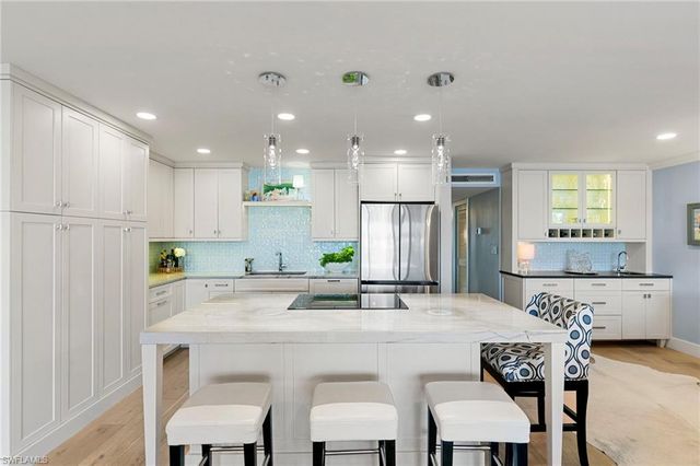 2800 Gulf Shore BLVD N # 305, Naples, FL 34103