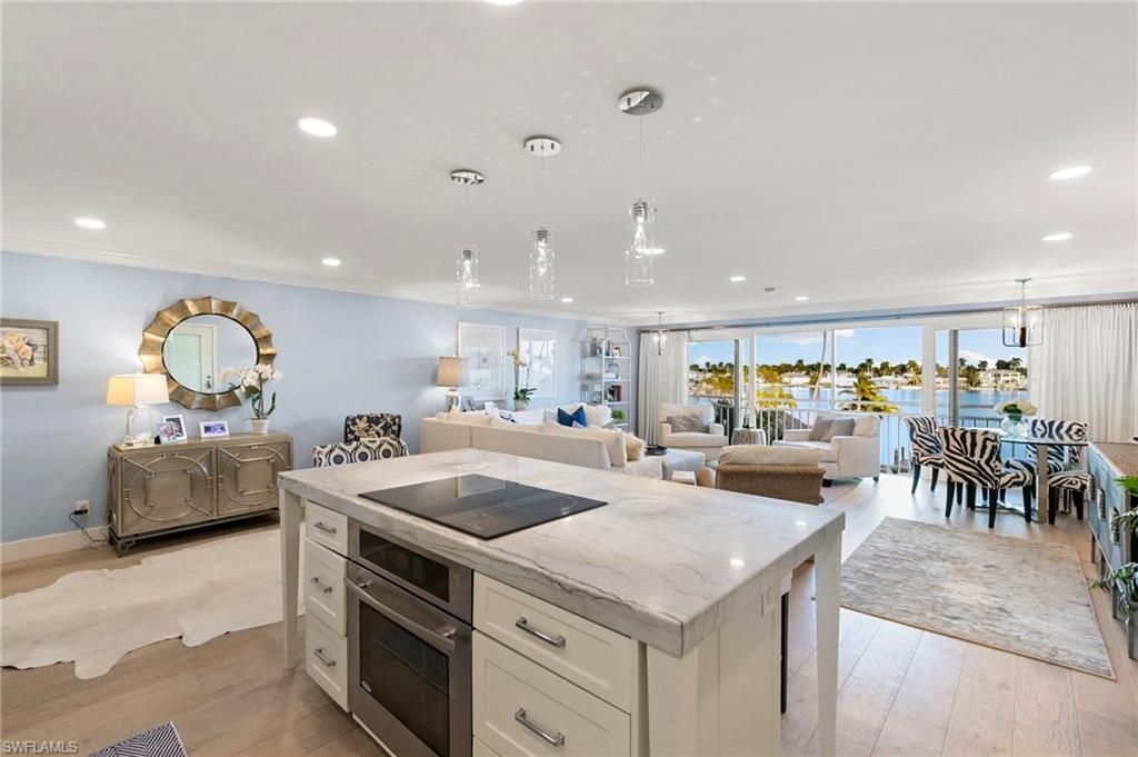 2800 Gulf Shore BLVD N # 305, Naples, FL 34103