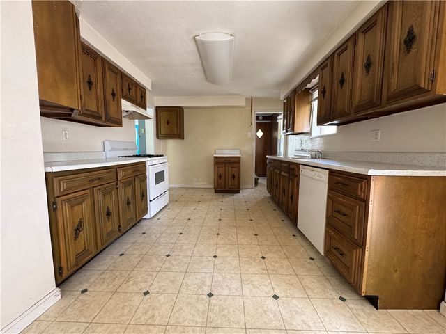 110 W Chartes St, New Castle, PA 16102