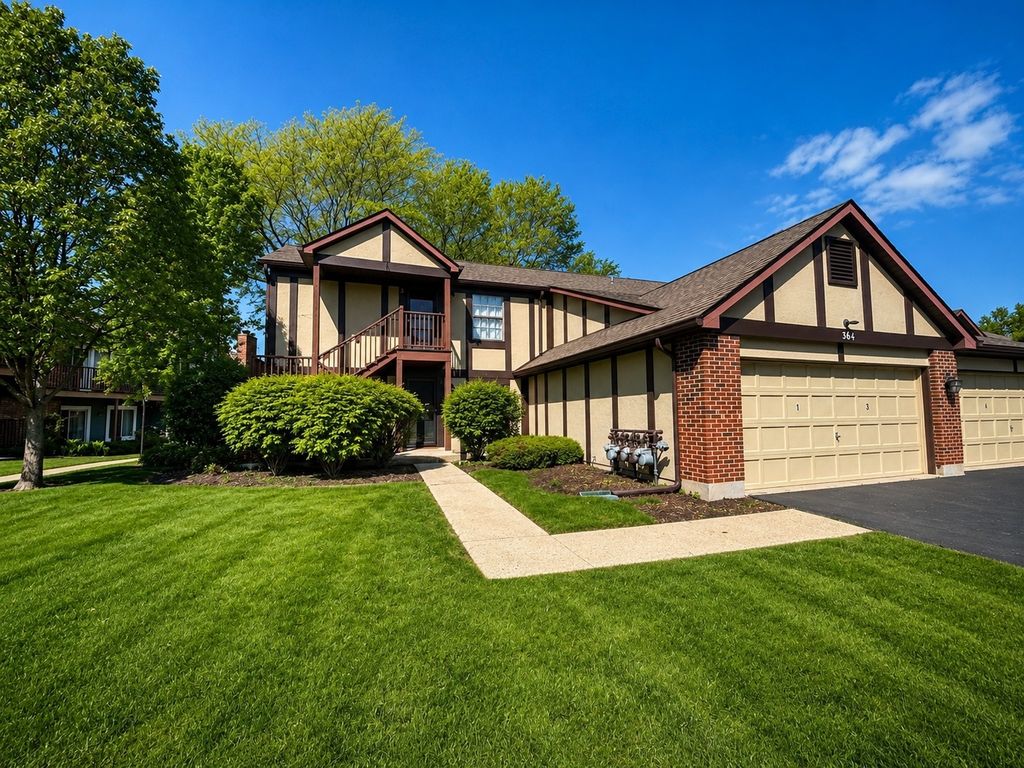 Image 1 of property listing at 384 Sandhurst Circle 3, Glen Ellyn, IL 60137
