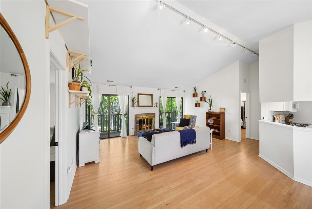 Image 2 of property listing at 384 Sandhurst Circle 3, Glen Ellyn, IL 60137