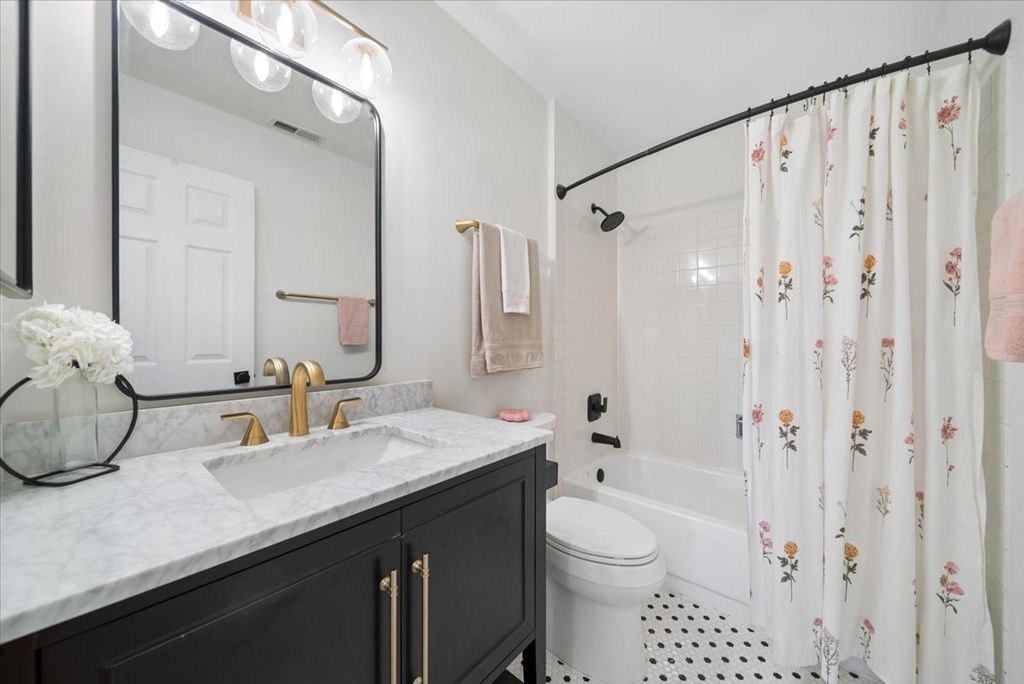 Image 11 of property listing at 384 Sandhurst Circle 3, Glen Ellyn, IL 60137