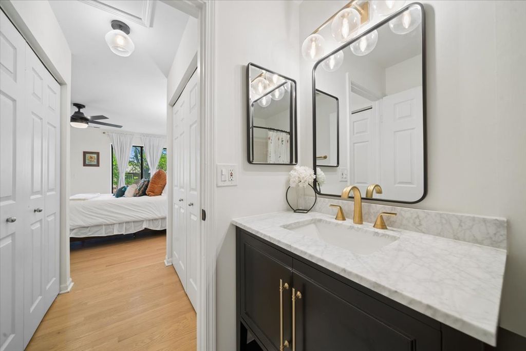 Image 12 of property listing at 384 Sandhurst Circle 3, Glen Ellyn, IL 60137