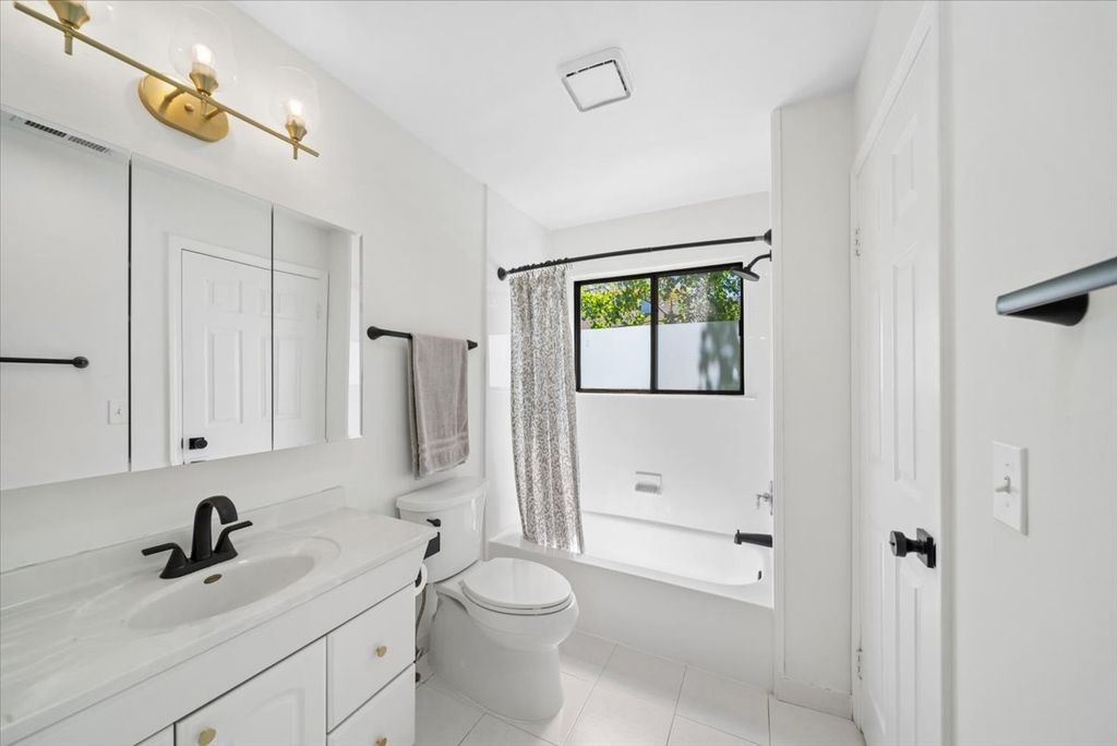 Image 15 of property listing at 384 Sandhurst Circle 3, Glen Ellyn, IL 60137