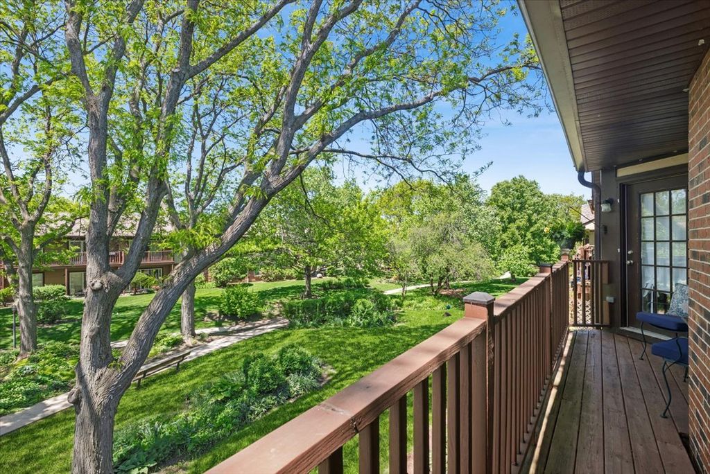Image 18 of property listing at 384 Sandhurst Circle 3, Glen Ellyn, IL 60137