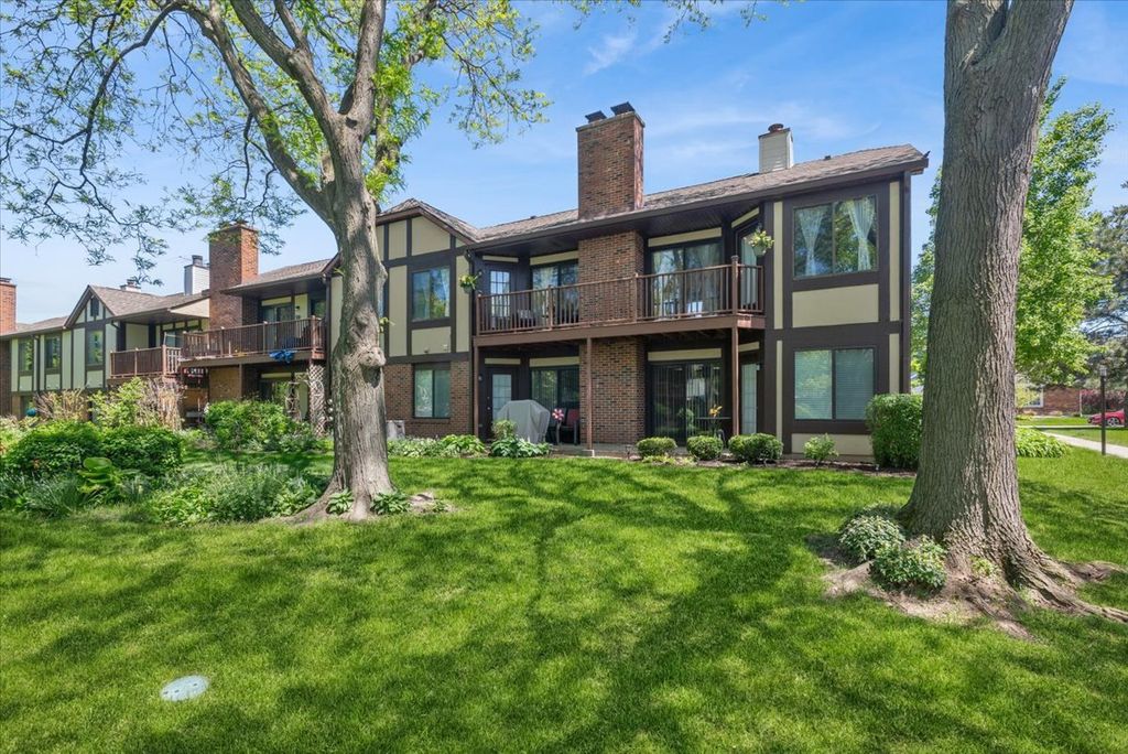 Image 19 of property listing at 384 Sandhurst Circle 3, Glen Ellyn, IL 60137