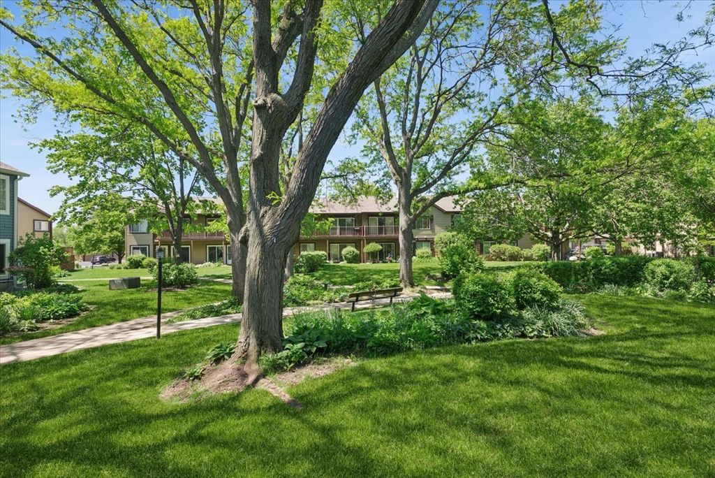 Image 20 of property listing at 384 Sandhurst Circle 3, Glen Ellyn, IL 60137