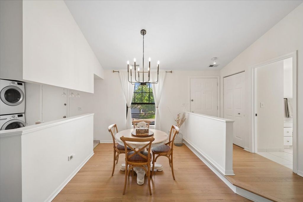 Image 4 of property listing at 384 Sandhurst Circle 3, Glen Ellyn, IL 60137