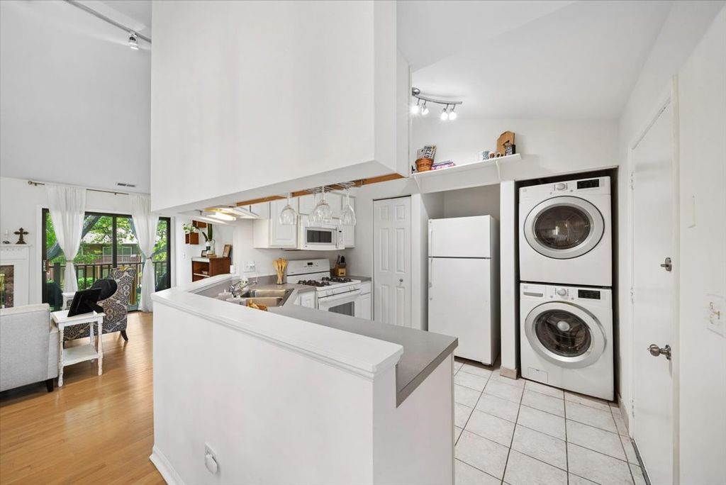 Image 5 of property listing at 384 Sandhurst Circle 3, Glen Ellyn, IL 60137