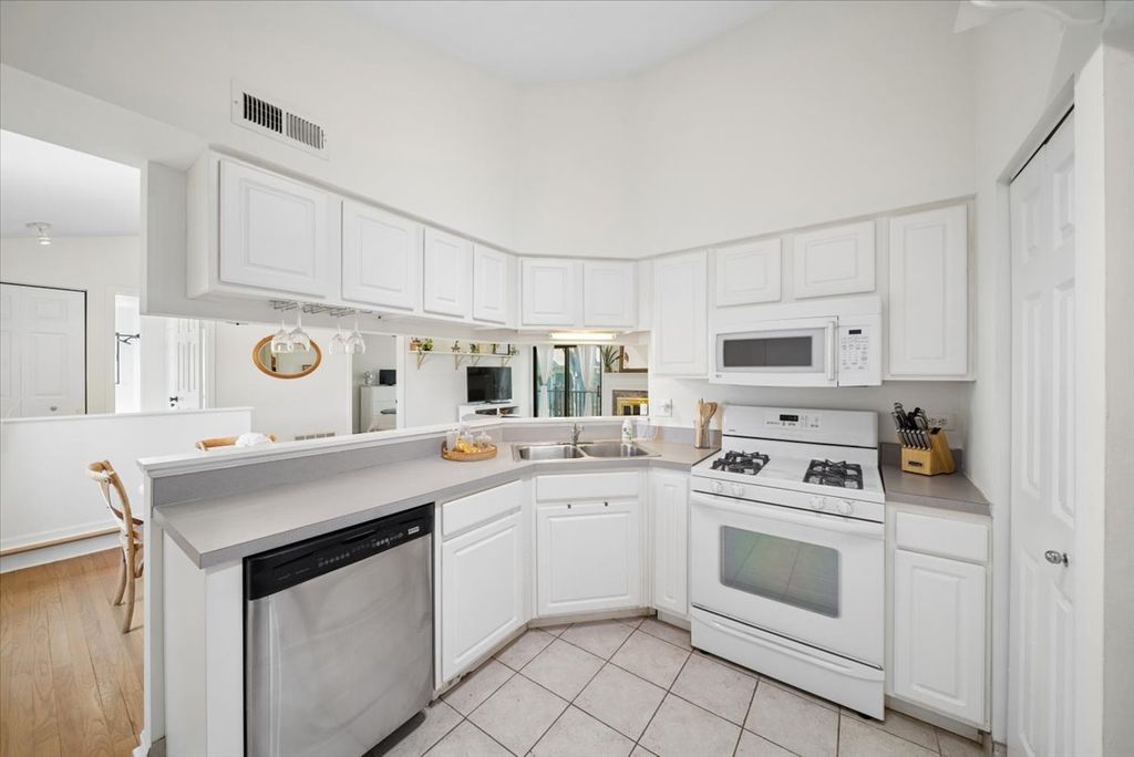 Image 6 of property listing at 384 Sandhurst Circle 3, Glen Ellyn, IL 60137
